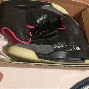 100% authentic Nike air yeezy 1 blink size 9
